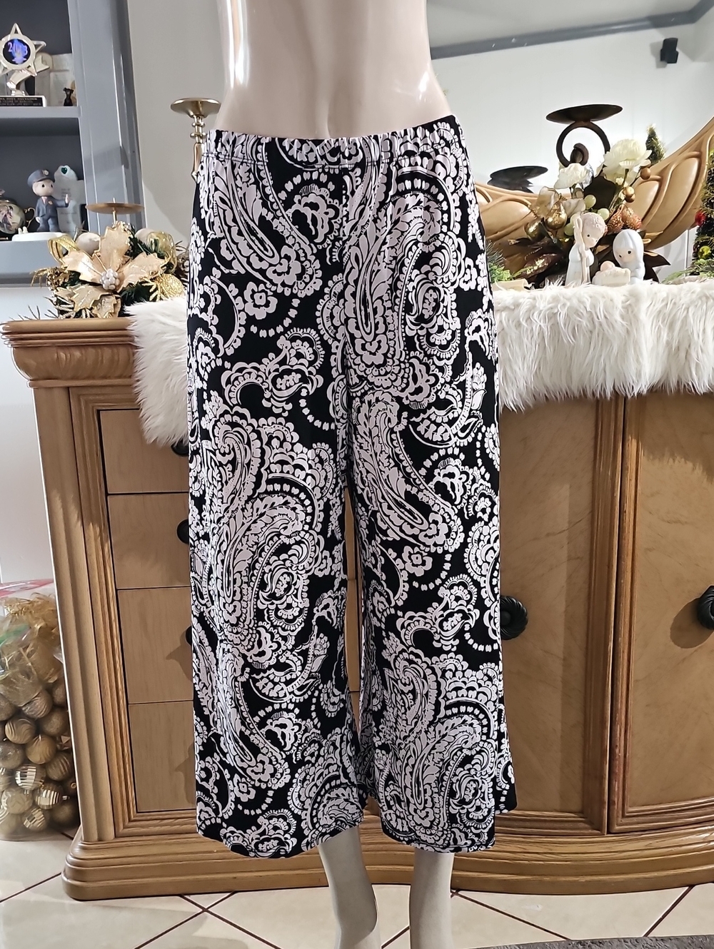 Vince Camuto Women’s Black & White Paisley Wide-Leg Capri Pants Size Petite Med.